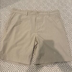Vineyard Vines Classic tan Flat Front Shorts size 33